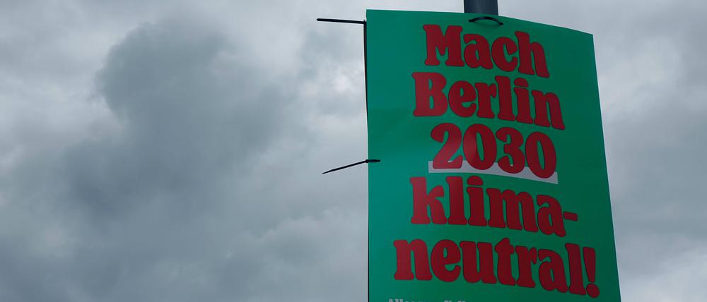 Werbeplakat für den Volksentscheid „Klimaneutral 2030“ Mitte Juli in Berlin.