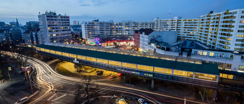 Das Kottbusser Tor in der Abenddämmerung. (zu dpa: "Polizeipräsidentin: Wache am Kottbusser Tor ergänzen durch Video") +++ dpa-Bildfunk +++