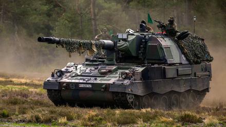 Waffen wie diese Panzerhaubitze 2000 werden von der Herstellerfirma Krauss-Maffei Wegmann im slowakischen Michalovce repariert - von dort sind es nur gut 30 Kilometer zur ukrainischen Grenze.