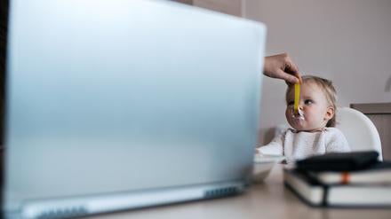 Geht leider nicht immer „mit Links“: Arbeit bei gleichzeitiger Kinderbetreuung erfordert viel Flexibilität und Organisationstalent.