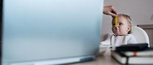 Geht leider nicht immer „mit Links“: Arbeit bei gleichzeitiger Kinderbetreuung erfordert viel Flexibilität und Organisationstalent.