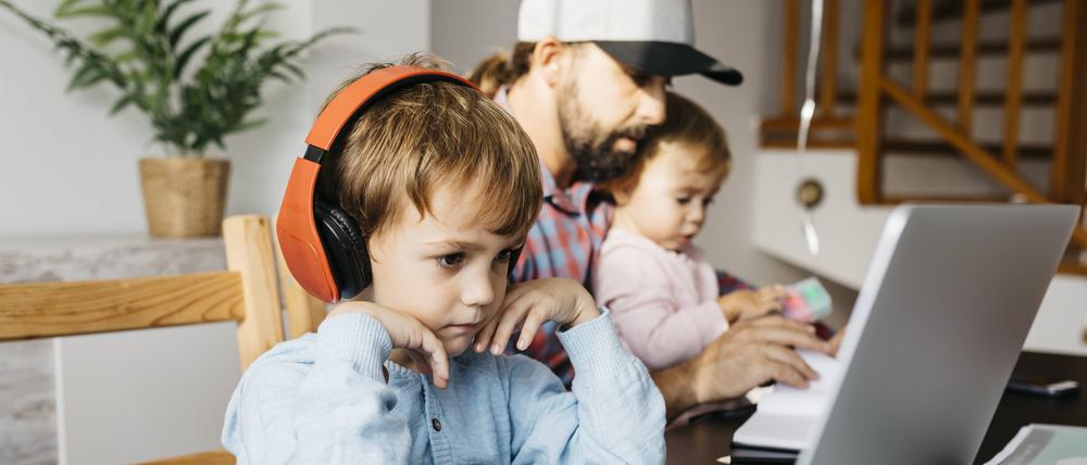  Papa betreut die Kinder, anstatt zu arbeiten.