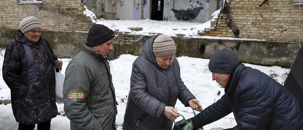 Menschen in der Ukraine müssen derzeit teils lange für Essen anstehen.