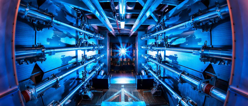 An der National Ignition Facility (NIF) am Lawrence Livermore National Laboratory in Kalifornien soll es gelungen sein, mittels Kernfusion mehr Energie zu erzeugen als zuvor per Laser „hineingesteckt“ worden ist.