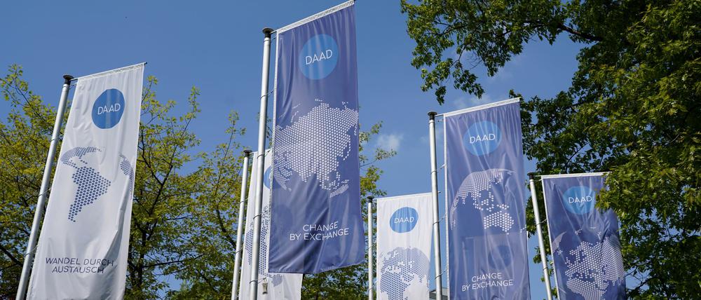 Die Flaggen des DAAD im neuen, 2022 gültigen Design.