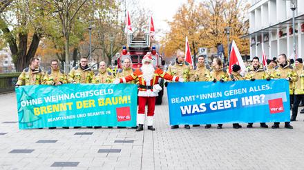 Feuerwehrleute aus Niedersachsen demonstrieren in der Innenstadt von Hannover für mehr Geld.