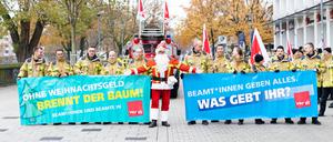 Feuerwehrleute aus Niedersachsen demonstrieren in der Innenstadt von Hannover für mehr Geld.