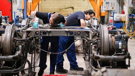 In der Werkstatt der ViP Verkehrsbetrieb Potsdam GmbH arbeiten zwei Auszubildende.