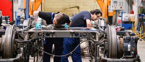 In der Werkstatt der ViP Verkehrsbetrieb Potsdam GmbH arbeiten zwei Auszubildende.