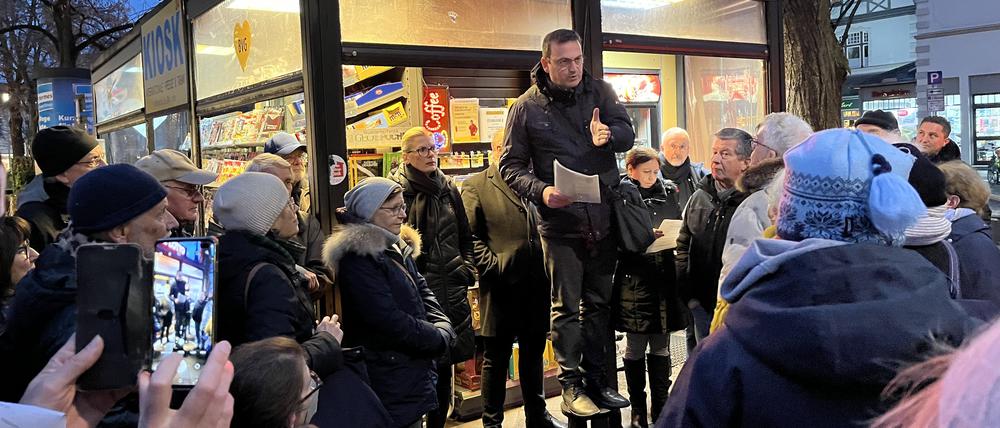 Im Dialog mit den Bürgerinnen und Bürgern: Straßen- und Verkehrsstadtrat Urban Aykal (Grüne) diskutiert mit Anwohnenden in Lichterfelde-West.