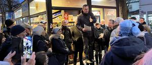 Im Dialog mit den Bürgerinnen und Bürgern: Straßen- und Verkehrsstadtrat Urban Aykal (Grüne) diskutiert mit Anwohnenden in Lichterfelde-West.