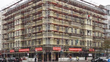 Am Haus in der Berliner Kantstraße wurden Werbeplakate auf Druck des Bezirksamts Charlottenburg-Wilmersdorf abgehängt.