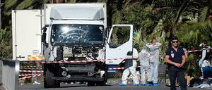 Polizisten stehen um den beim Anschlag am Nationalfeiertag benutzten Lastwagen (Archivbild).