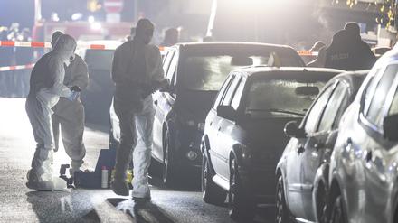 Beamte der Spurensicherung arbeiten an einem Tatort in Frankfurt.