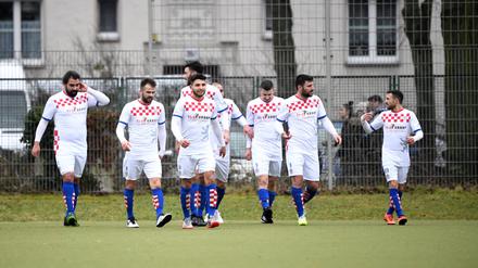 Die Spieler von SD Croatia fiebern beim WM-Halbfinale von Kroatien mit.