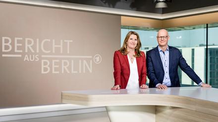 Moderieren abwechselnd den „Bericht aus Berlin“:
Tina Hassel und Matthias Deiß.