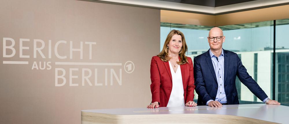 Moderieren abwechselnd den „Bericht aus Berlin“: 
Tina Hassel und Matthias Deiß. 