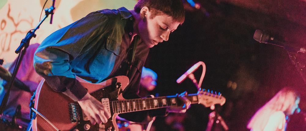 Jahrelang mussten Fans auf das Konzert von Porridge Radio in Berlin warten. 