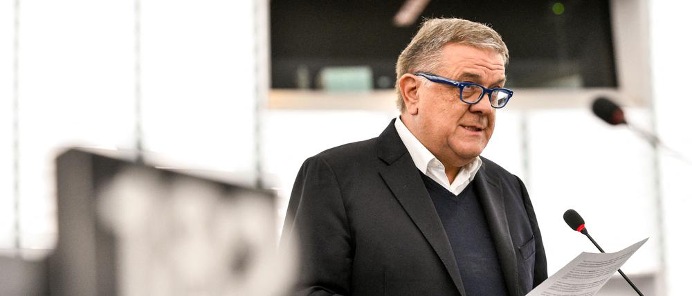 Antonio Panzeri, der mutmaßliche Kopf hinter dem Bestechungsskandal im EU-Parlament, sitzt nun mit elektronischer Überwachung in Hausarrest (Archivbild).