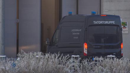 Ein Fahrzeug mit der Aufschrift „Tatortgruppe“ fährt am Dienstag in die JVA Burg.