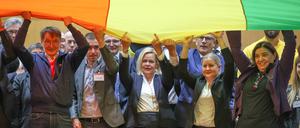Bundesgesundheitsminister Karl Lauterbach, Ex-Fußballprofi Philipp Lahm, Innenministerin Nancy Faeser, DOSB-Vizepräsidentin Kerstin Holze und die Parlamentarische Staatssekretärin für Familie, Senioren, Frauen und Jugend Ekin Deligöz (von links nach rechts) haben sich beim Bewegungsgipfel in Berlin zur Förderung des Sports besprochen.
