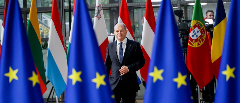 Olaf Scholz geht zu einem Treffen in Brüssel.