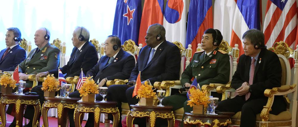 Am Treffen der Asean-Verteidigungsminister in Kambodscha Ende November nahmen auch US-Minister Lloyd Austin (3.v.r.) und Russlands Vizeminister Alexander Fomin (2.vl.) teil.