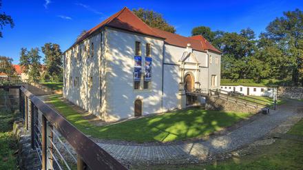 Bei Grabungsarbeiten in der südlichen Wallanlage im Schloss Senftenberg wurde Munition aus dem Ersten und Zweiten Weltkrieg gefunden.  