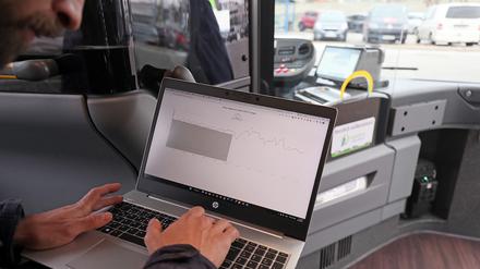 Projektmanager Ehsan Tavakoli bei der Analyse der Belastung mit Luftschadstoffen.