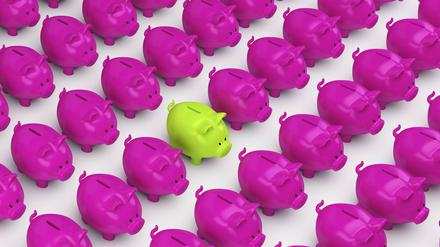 Reihe von pinkfarbenen Sparschweinen mit einem grünen Sparschwein.