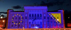 Die Flaggen der Europäischen Union und von Bosnien-Herzegowina werden im Mai 2020 auf das Rathaus in Sarajevo projiziert.