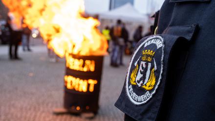 Berliner Feuerwehrleute protestieren mit einer Mahnwache vor dem Roten Rathaus gegen die Überlastung im Rettungsdienst. 