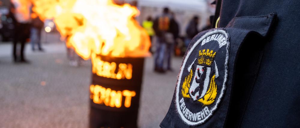 Berliner Feuerwehrleute protestieren mit einer Mahnwache vor dem Roten Rathaus gegen die Überlastung im Rettungsdienst.
