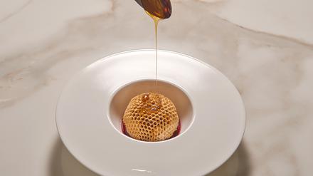 Dessert, aber gar nicht so süß: Preiselbeer-Financier mit Radicchio-Marmelade.