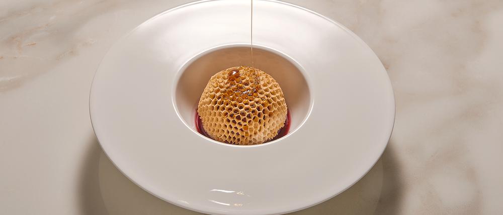 Dessert, aber gar nicht so süß: Preiselbeer-Financier mit Radicchio-Marmelade.