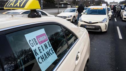„Gib Uber keine Chance“ steht auf einem Zettel hinter einer Taxi-Glasscheibe bei einem Protestkonvoi von Taxifahrern in Berlin am 19. Februar 2021.