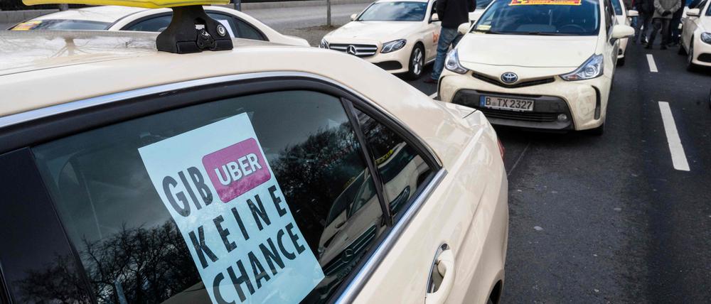 „Gib Uber keine Chance“ steht auf einem Zettel hinter einer Taxi-Glasscheibe bei einem Protestkonvoi von Taxifahrern in Berlin am 19. Februar 2021.