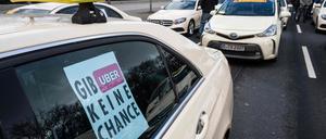 „Gib Uber keine Chance“ steht auf einem Zettel hinter einer Taxi-Glasscheibe bei einem Protestkonvoi von Taxifahrern in Berlin am 19. Februar 2021.