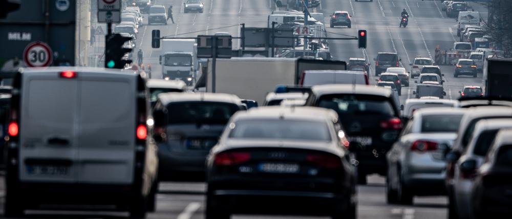 Ohne Stau rollt der Berufsverkehr um 08:30 morgens über den Kaiserdamm in Richtung Zentrum.