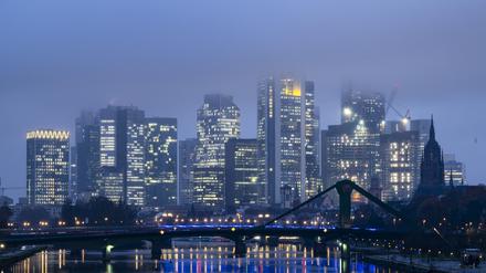 Die Spitzen der Bankentürme von Frankfurt. „Cum-cum-Fälle sollten jetzt im Eiltempo bearbeitet werden“, fordert Finanzwende.