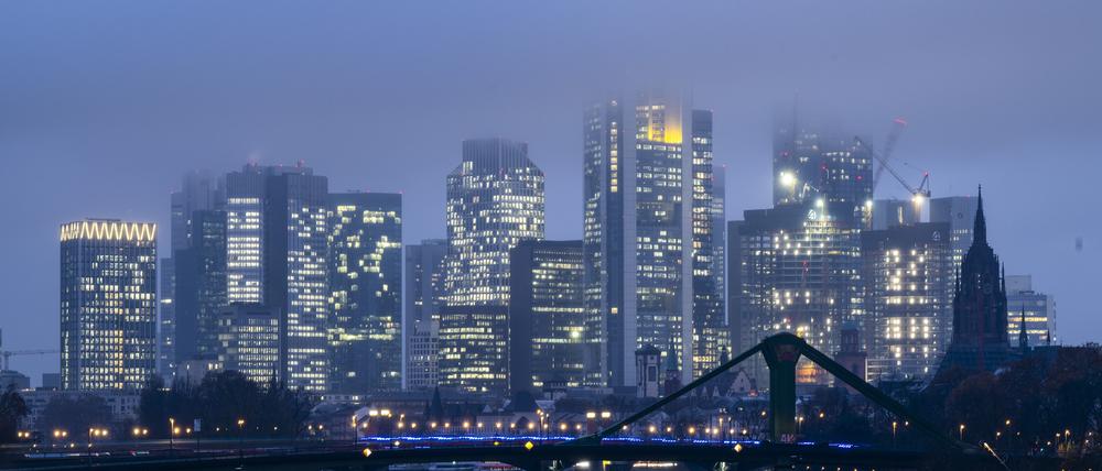 Die Spitzen der Bankentürme von Frankfurt. „Cum-cum-Fälle sollten jetzt im Eiltempo bearbeitet werden“, fordert Finanzwende.