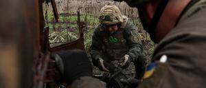 Mitglieder des Entminungsteams des Bataillons Dnipro 1 der ukrainischen Nationalgarde untersuchen Minenfelder, während Russlands Angriff auf die Ukraine im nördlichen Teil der Region Donezk anhält.