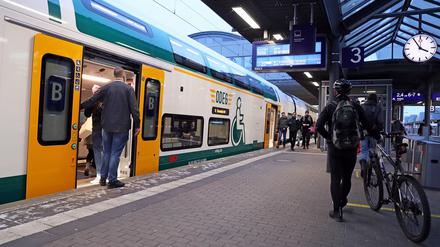 Weiß, grün und gelb sind die neuen Züge des RE1 lackiert.