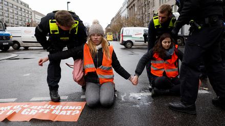 Zwei Aktivistinnen der „Letzten Generation“ in Berlin