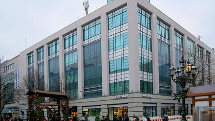 Karstadt Charlottenburg an der Fußgängerzone Wilmersdorfer Straße in Berlin muss wahrscheinlich Anfang 2024 schließen.