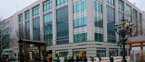 Karstadt Charlottenburg an der Fußgängerzone Wilmersdorfer Straße in Berlin muss wahrscheinlich Anfang 2024 schließen.