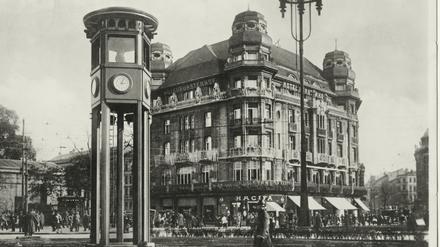 Es werde Lichtzeichenanlage. Der Verkehrsturm, ohne Autos, dafür mit Hotel, als Postkartenmotiv.