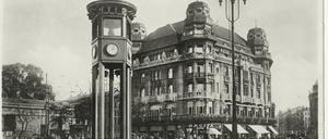 Es werde Lichtzeichenanlage. Der Verkehrsturm, ohne Autos, dafür mit Hotel, als Postkartenmotiv.