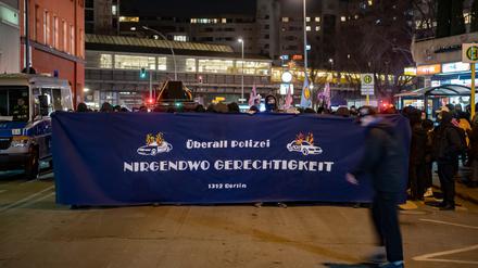 „Überall Polizei - nirgendwo Gerechtigkeit“ steht auf dem Banner bei einer Demonstration. Nach einer Razzia bei Klima-Demonstranten haben sich in Berlin Dutzende Menschen mit den Mitgliedern der Protestgruppe «Letzte Generation» solidarisiert. Am Kottbuser Tor wurde dafür kurzerhand am Dienstagabend eine angemeldete Demonstration gegen Polizeigewalt genutzt. 
