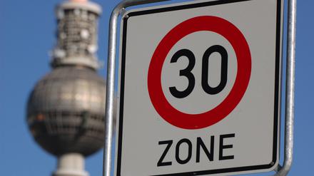 Mehr Tempo 30 bitte: Ein Straßenschild vor dem Fernsehturm in Berlin. (Symbolbild)
